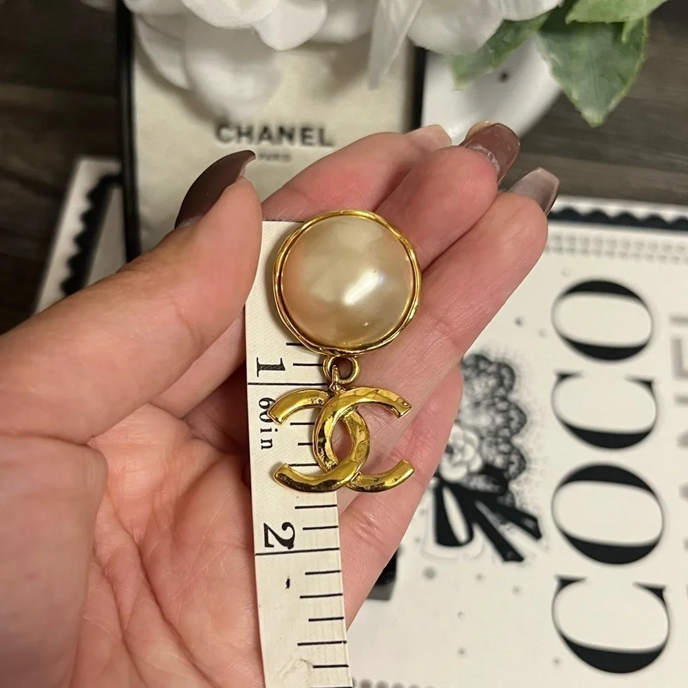 CHANEL Vintage Faux Pearl Gold CC Dangle Clip-On‎ Earrings